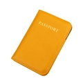 Protège-passeport en cuir jaune moutarde avec lettrage doré et texture de litchi - Jaune