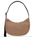 Borsa a tracolla in nylon marrone a forma di mezzaluna con tracolla nera regolabile - Marrone