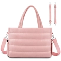 Detailansicht der rosa gesteppten Wickeltasche mit Schultergurt und praktischen Seitentaschen - Rosa
