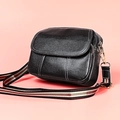 Zwarte crossbodytas van generfd leer met witte stiksels en gestreepte riem - Zwart