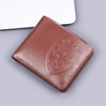 Portefeuille court pour homme en cuir marron foncé avec motif litchi et blason embossé - Modèle Horizontal (840) / Marron