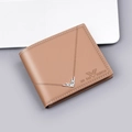 Cartera bifold para hombre en color marrón claro con textura y detalles metálicos plateados - Café claro