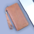Braune lange Herren-Brieftasche mit Lederstruktur, Reißverschluss und Handschlaufe - Hellkaffee