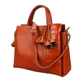Sac à main cuir orange caramel avec texture crocodile et pendentif fleur élégant - Marron