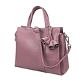 Sac à main en cuir mauve avec empiècement crocodile et pompon floral élégant - Rose Clair