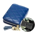Dunkelblaues Leder-Kartenetui mit Rautensteppung und Herz-Quasten-Anhänger im Detail - Blau