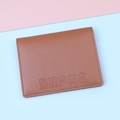 Funda de cuero sintético marrón para documentos con texto grabado y costuras finas - 2 Ranuras para Tarjetas / Marrón
