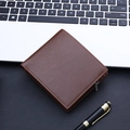 Cartera para hombre de cuero marrón granulado con cremallera y diseño plegable bifold - Horizontal / café