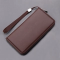 Cartera de mano para hombre en cuero marrón con correa de muñeca y cremallera - café