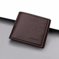Slanke bifold donkerbruine leren herenportemonnee met textuur en een reliëflogo erop - koffiekleur
