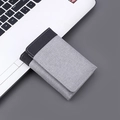Cartera de lona para hombre en contraste gris y negro con detalles de costura blanca - Gris