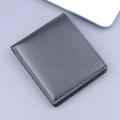 Portafoglio nero minimalista da uomo con trama in pelle litchi su scrivania da ufficio - Nero