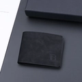 Klassieke heren bifold portemonnee van mat zwart leer met subtiele B-letter embossing - Zwart