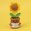 Handgestrickte Sonnenblume im Topf mit Motivationskarte auf gelbem Hintergrund - 4-Ring Spitze Sonnenblume