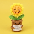 Detail eines gehäkelten Sonnenblumentopfs mit lächelndem Gesicht und Karte - 5-Ring Smiley-Sonnenblume