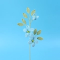 Dettaglio macro di tre fiori di gelsomino all'uncinetto azzurri con stami gialli fatti a mano - Blu