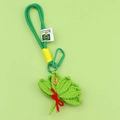 Handgefertigter grüner Pomelo-Blatt-Anhänger mit Pingan-Tag auf grünem Hintergrund - Frieden und Freude / Grün