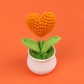Handgehäkelte Herz-Topfpflanze mit orangefarbener Blume und weißem Topf für Tischdeko - Orange