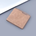 Cartera bifold para hombre en nubuck café claro con costuras blancas sobre azul - Café Claro