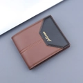 Cartera de cuero bicolor marrón y negro con logotipo dorado y doble costura - café