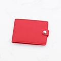 Portacarte sottile in pelle rossa con bottone a pressione argento su marmo bianco - 2 Slot per Carte / Rosso