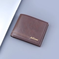 Portafoglio bifold uomo marrone scuro con cuciture gialle e marchio dorato - Marrone