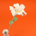 Handgehäkelte Myrte-Blume mit weißen Blütenblättern und grünen Blättern in weißer Keramikvase - Weiß