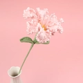 Handgefertigte gehäkelte rosa Lilie in weißer Vase mit feinen Strickdetails - Rosa