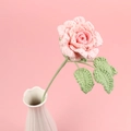 Handgehäkelte rosa Verlaufsrose mit grünen Blättern in weißer Keramikvase - Verlauf Rosa