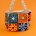 Handgefertigte Häkel-Schultertasche mit bunten Blumenmustern und Gänseblümchen - Große Gänseblümchen-Schultertasche (Modell C - Beige Griff)