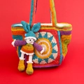 Borsa tote all'uncinetto fatta a mano con motivi geometrici colorati e ciondolo a coniglio - Borsa Tote Coniglio (Stile A)