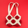Borsa a mano in maglia fatta a mano color bianco panna con fiori di camelia rossi in 3D - Rosso - Borsa a Spalla Camelia