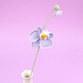Orchidée violette crochetée à la main dans un vase en céramique blanche déco - Violet