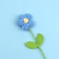 Vista dall'alto dettagliata di un fiore a sbuffo blu lavorato a mano all'uncinetto e gambo - Blu