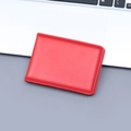 Étui de permis de conduire en cuir rouge avec surpiqûres précises sur fond gris - 2 emplacements pour cartes / Rouge