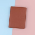 Porta passaporto RFID sottile in pelle marrone con cuciture dal design minimalista - Marrone