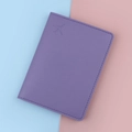 Funda de pasaporte en cuero violeta con avión grabado y ranuras para tarjetas - Morado