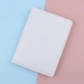 Funda de pasaporte minimalista de cuero PU blanco con un pequeño avión en relieve - Blanco