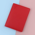 Funda de pasaporte roja en cuero PU con grano litchi y diseño de avión grabado - Rojo