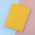 Funda de pasaporte minimalista de cuero PU amarillo brillante con logo de avión - Amarillo Brillante