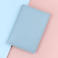 Porta passaporto minimalista in pelle azzurra con cuciture precise e design a pieghe - Blu