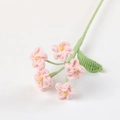 Handgefertigter rosa Häkel-Vergissmeinnicht-Blumenstrauß mit grünen Blättern auf Weiß - Rosa
