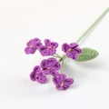 Handgefertigte gehäkelte lila Vergissmeinnicht-Blume mit grünen Blättern für Geschenke - Lila