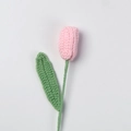 Detailansicht der handgestrickten rosa Tulpe mit feiner Häkelstruktur und grünem Blatt - Hellrosa