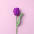 Handgefertigte gehäkelte lila Tulpe mit grünem Stiel für Dekoration und Geschenke - Dunkellila