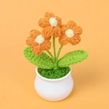 Primer plano de flor de ganchillo naranja hecha a mano en maceta blanca decorativa - Naranja