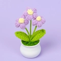 Flores de puff moradas hechas a mano en maceta blanca para decorar el hogar - Púrpura