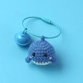 Porte-clés baleine bleue au crochet fait main avec petite cloche et anneau bleu - Style Boucle Métallique / Bleu