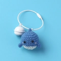 Porte-clés baleine bleue au crochet fait main avec clochette et breloque mignonne - Style Boucle Métallique / Blanc