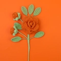 Rosa arancione fatta a mano all'uncinetto con due boccioli e foglie verdi - Arancione
